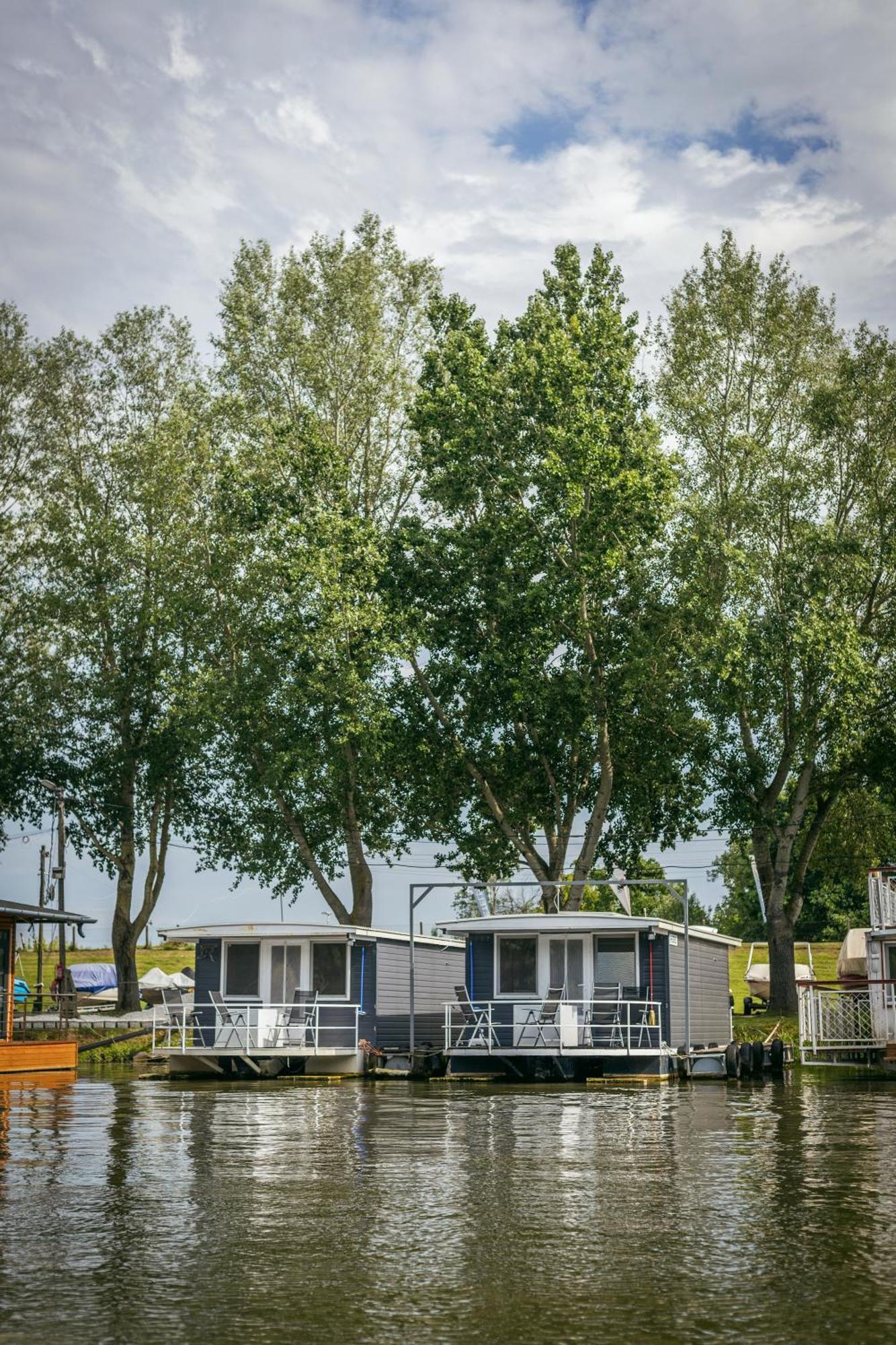 Lakohajo, Uszohaz - Tisza-To Hotel Tiszafured Bagian luar foto