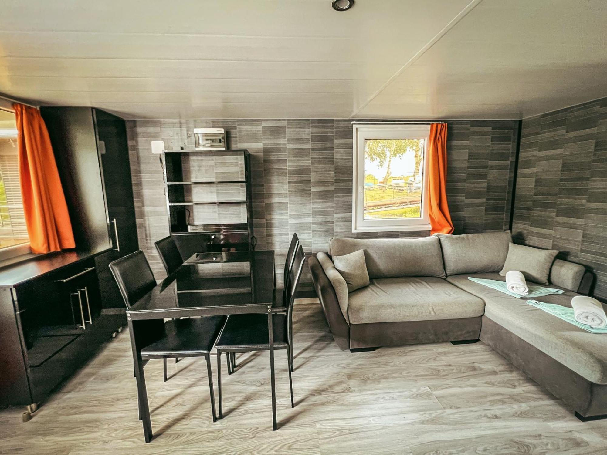 Lakohajo, Uszohaz - Tisza-To Hotel Tiszafured Bagian luar foto