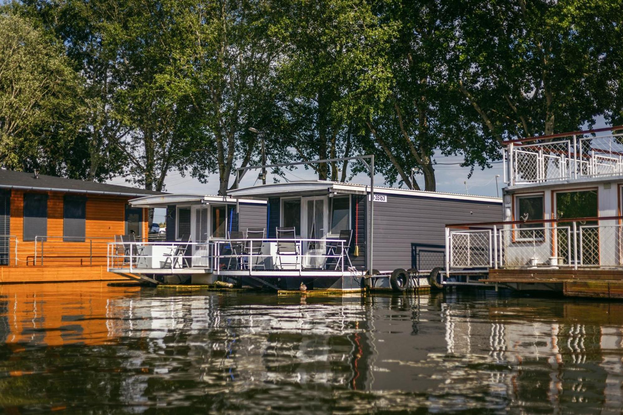 Lakohajo, Uszohaz - Tisza-To Hotel Tiszafured Bagian luar foto