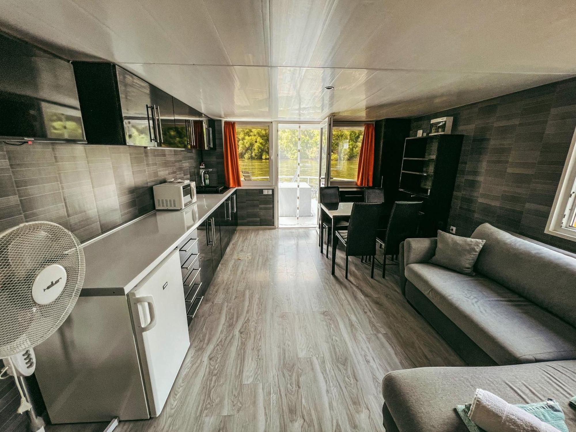 Lakohajo, Uszohaz - Tisza-To Hotel Tiszafured Bagian luar foto